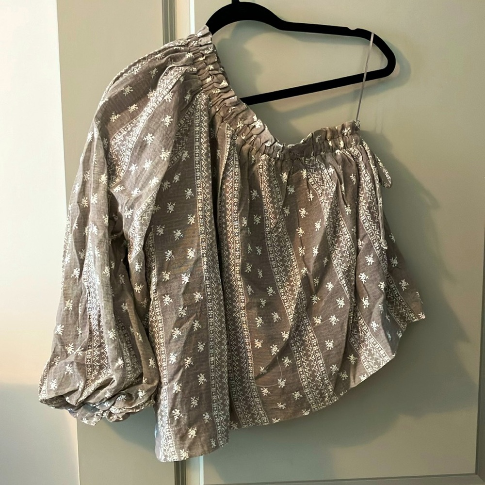 Olivaceous Taupe One-Shoulder Boho Peasant Top with White Print